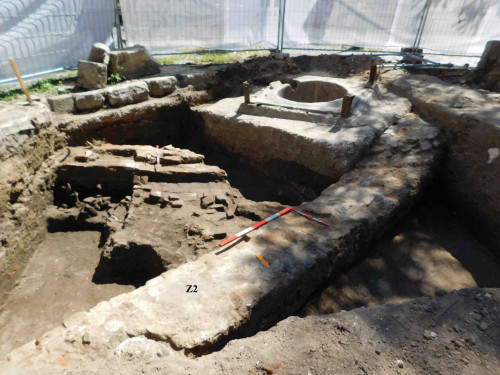 Fig. 6. Cercetările arheologice realizate la Biserica „Sfântul Dumitru-Poştă” 2021. Structuri de zid și complexe identificate; detaliu suprapunere C3-R5-M5.
